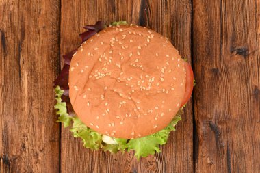 Tahta bir masada lezzetli bir hamburger..