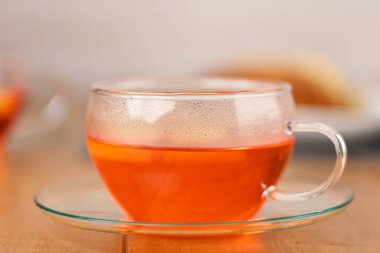 Bardakta meyveli sıcak çay..