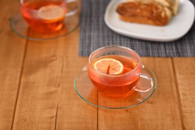 Bardakta meyveli sıcak çay..