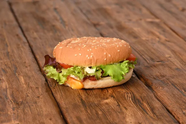 Hambúrguer Delicioso Suculento Com Salada Verde Uma Mesa Madeira — Fotografia de Stock