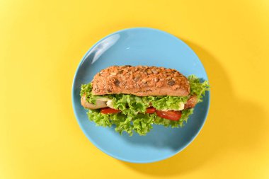 Bol yeşil salatalı sosisli sandviç ve kızarmış sosis..