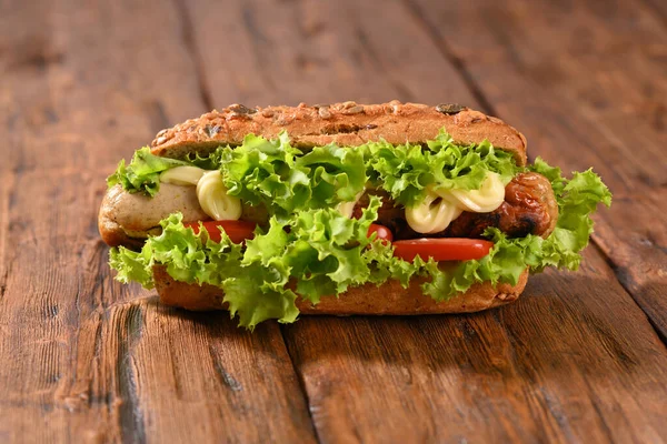 Hot Dog Con Molta Insalata Verde Salsicce Fritte — Foto Stock