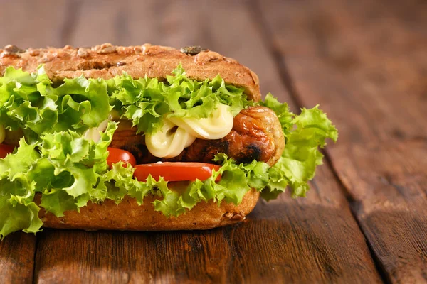 Hot Dog Con Molta Insalata Verde Salsicce Fritte — Foto Stock