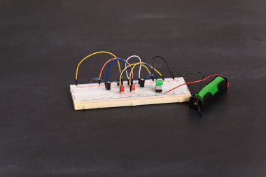 Elektrik elementli ekmek tahtası, çoklu vibratör devresi.
