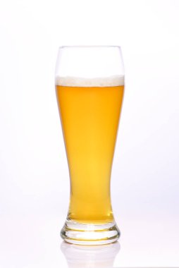 Beyaz arka planda bir bardak light bira..