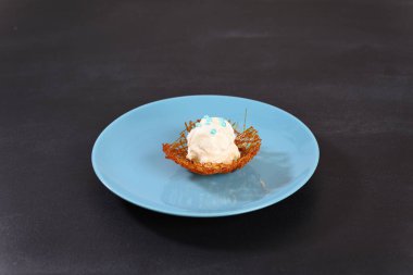 Dondurma ve karamel mavi bir tabakta.