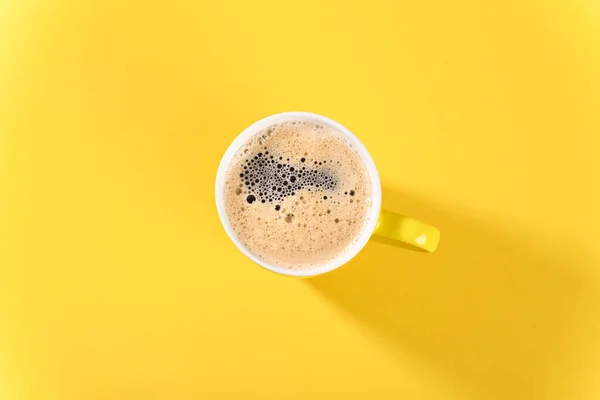 Kafe Dengan Cangkir Kuning Dengan Latar Belakang Kuning — Stok Foto