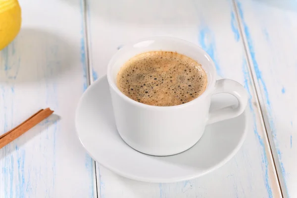 Kaffee Porzellan Auf Einem Weißen Holztisch — Stockfoto