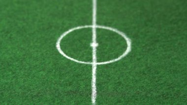Alışveriş arabasından düşen dekoratif futbol topları..