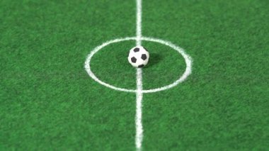 Minyatür futbol sahası ve erkek parmakları..