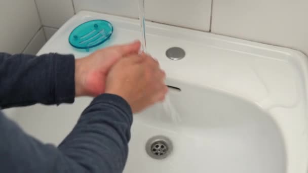 女人用肥皂洗手 — 图库视频影像