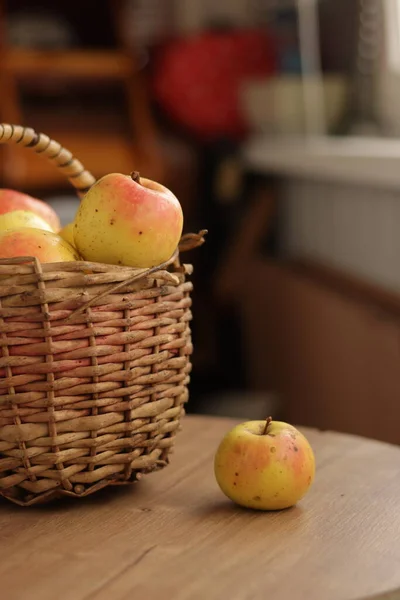 Reife Äpfel Weidenkorb Auf Einem Holztisch — Stockfoto