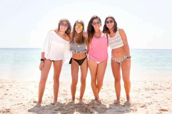 Vrienden op het strand — Stockfoto