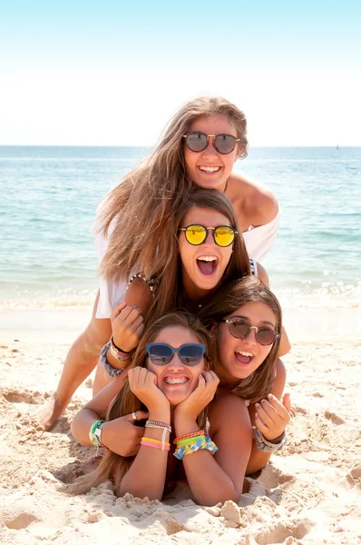 Vrienden op het strand — Stockfoto