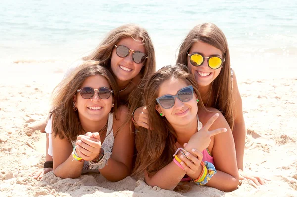 Amigos en la playa — Foto de Stock