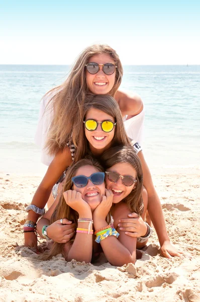 Amigos en la playa — Foto de Stock