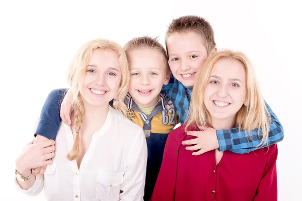 Broers en zussen poseren geïsoleerd — Stockfoto