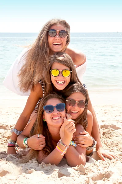 Vrienden op het strand — Stockfoto