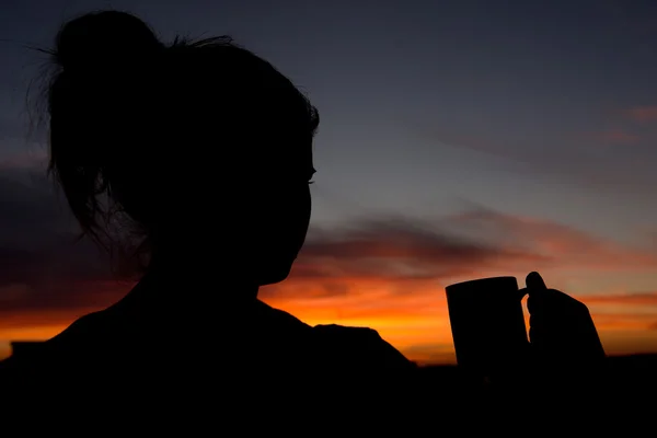 Mulher bebendo café — Fotografia de Stock