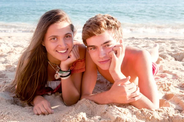 Een paar op het strand. — Stockfoto