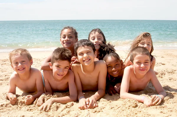 Çocuklar sahilde — Stok fotoğraf
