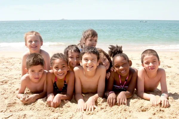 子供たちとビーチ — ストック写真