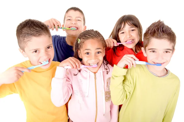 Niños cepillándose los dientes —  Fotos de Stock