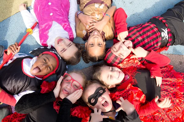 Kinderen op halloween — Stockfoto