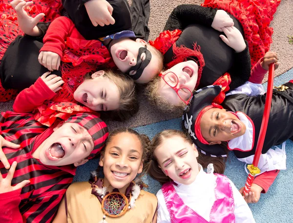 Kinderen op halloween — Stockfoto