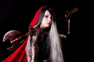 Kırmızı başlıklı.