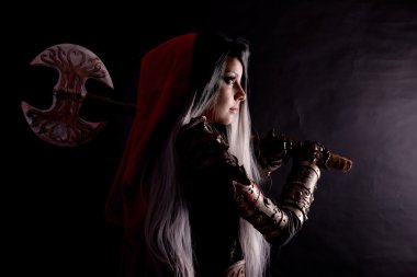 Kırmızı başlıklı.