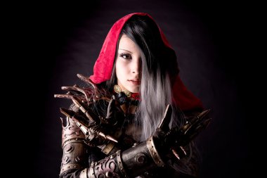 Kırmızı başlıklı.