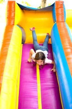 Çocuklar dışarıda oynarken