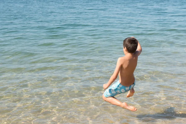 Junge am Strand — Stockfoto