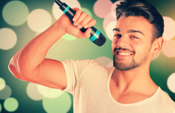 Chanteur posant avec microphone — Photo