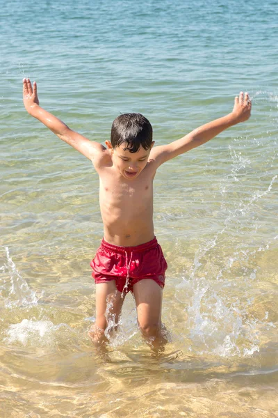 Junge am Strand — Stockfoto