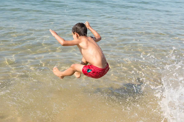 Băiat la plajă — Fotografie, imagine de stoc