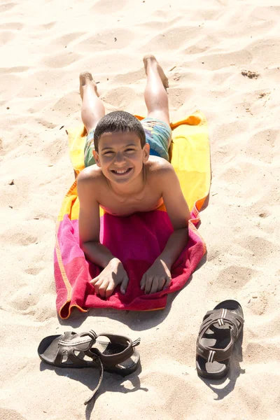 Junge am Strand — Stockfoto