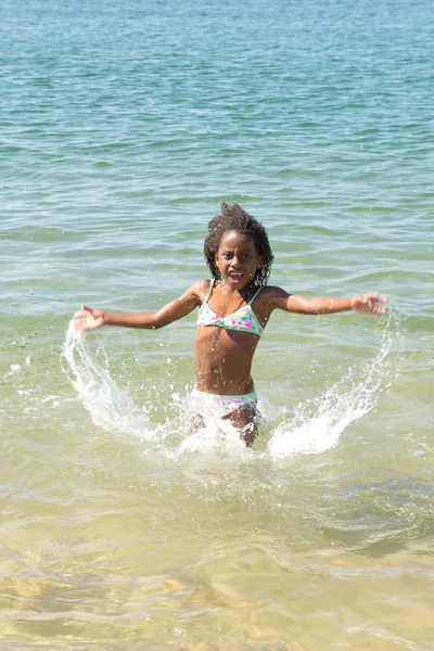 Menina na praia — Fotografia de Stock