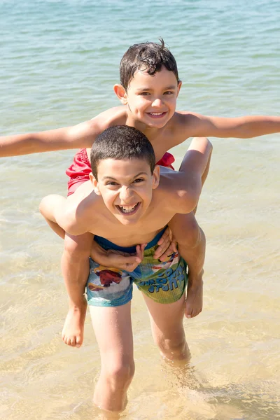 Crianças na praia — Fotografia de Stock