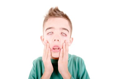 Küçük çocuk beyaz arka planda izole edilmiş