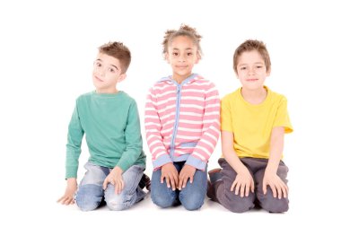 Beyaz arka planda izole edilmiş küçük çocuklar