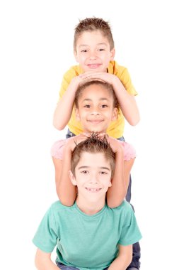 Beyazlar içinde izole edilmiş bir grup çocuk