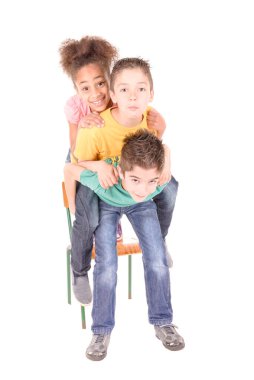 Beyazlar içinde izole edilmiş bir grup çocuk