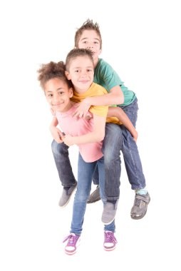 Beyazlar içinde izole edilmiş bir grup çocuk