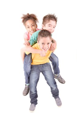 Beyazlar içinde izole edilmiş bir grup çocuk