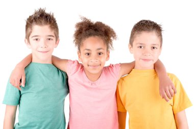 Beyazlar içinde izole edilmiş bir grup çocuk