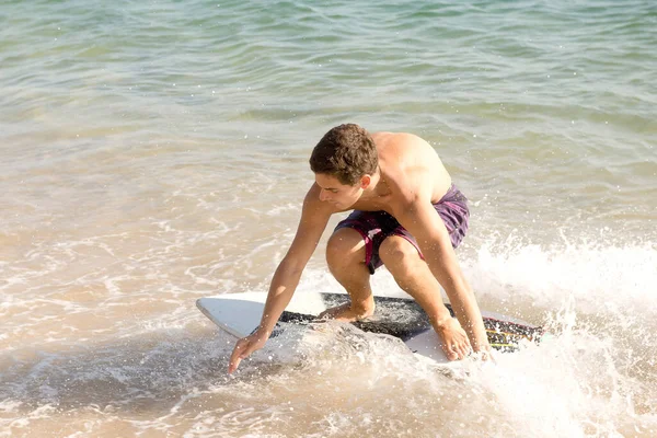 Teenage Boy Skimming Beach — Stock Photo, Image