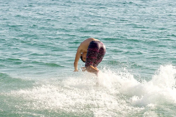 Tiener Jongen Skimmen Het Strand — Stockfoto