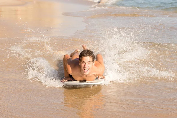 Teenage Dreng Skimming Stranden - Stock-foto